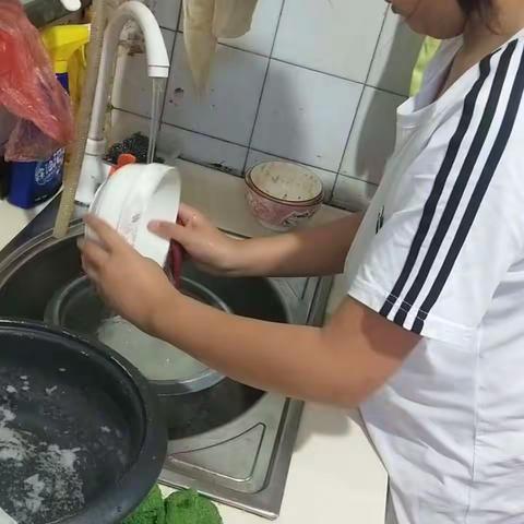 我是池阳小学二年级3班张钰欣，我正在参加池阳小学暑假“微责任”实践活动，我在帮妈妈做家务。我付出，我快乐！