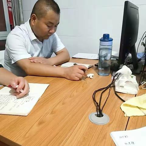 陕西臻味塘餐饮有限公司刘经理为方塘餐厅员发放降温费。