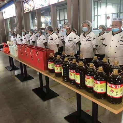 陕西臻味塘餐饮有限公司刘总为方塘餐饮部员工发放节日礼品及季度劳保用品。感谢刘总大爱精神。