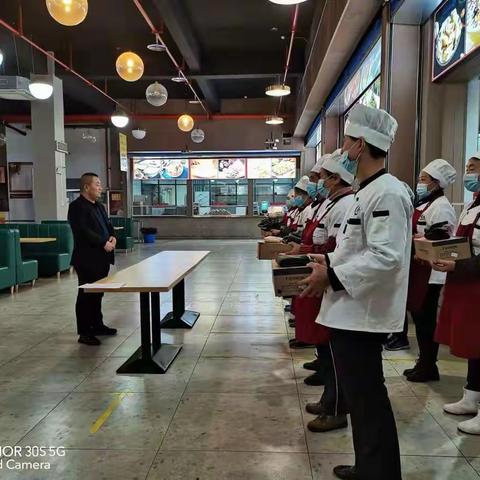 陕西臻味塘餐饮有限公司总经理为员工发棉鞋棉袜。天气寒冷之际，为每个员工送去一片暖心，有爱心的企业。