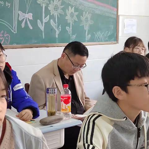 课堂听课把脉实际教学 视导检查指导常规管理      ——县教研室教学视导浒湾初中