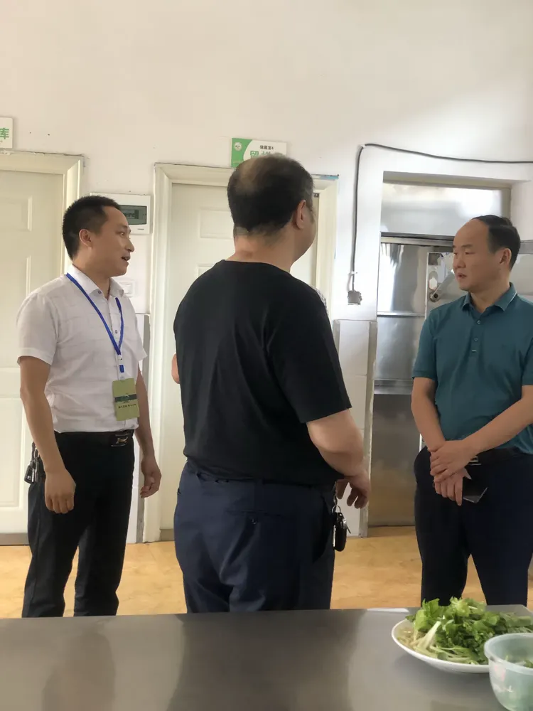 蓬溪县教体局局长邓涛深入高坪镇学校调研指导工作