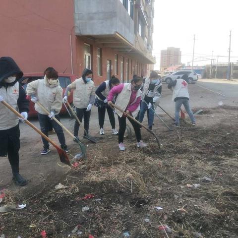 万新街道虎万路社区开展“美化环境，义务除草”活动