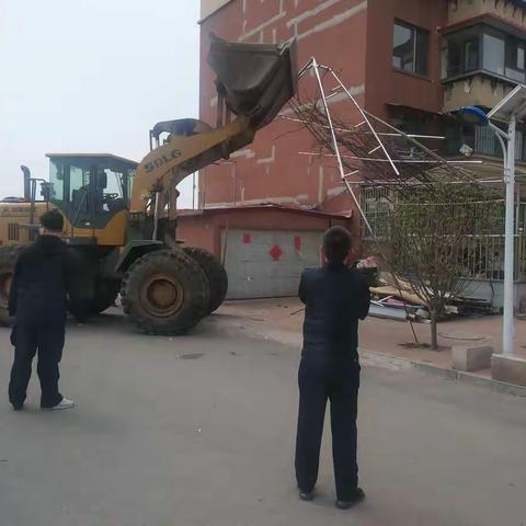 万新街道虎万路社区开展“改造小区环境”拆违行动