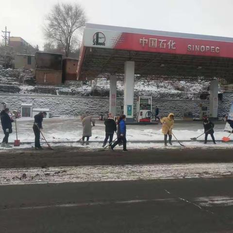 万新街道虎万路社区除雪劳动