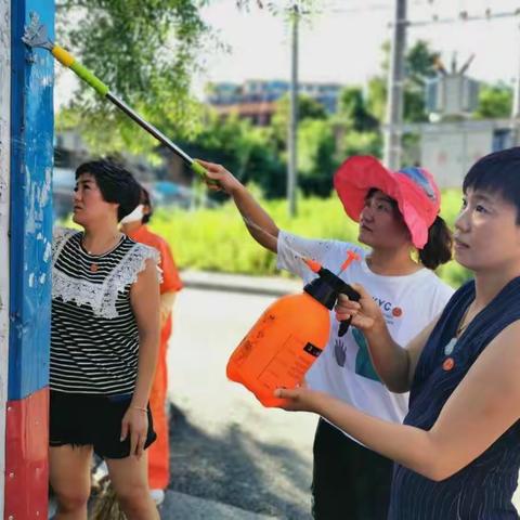 万新街道虎万路社区开展“清理小粘贴”美化环境活动