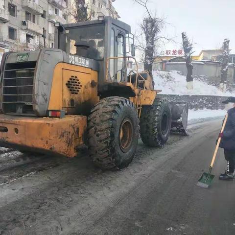 万新街道虎万路社区“情暖冬日、铲冰除雪”劳动
