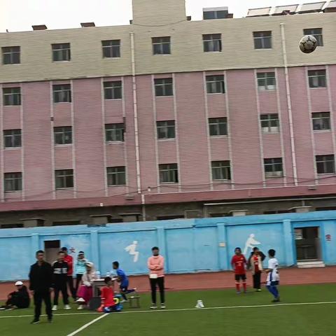 小学男子小组赛王京vs一小3：3平，点球大战4：2王京胜。（2）