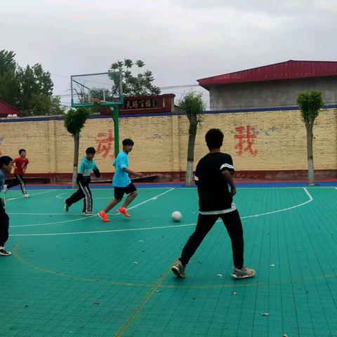 庆五一班级足球赛—六年级VS五年级15：1