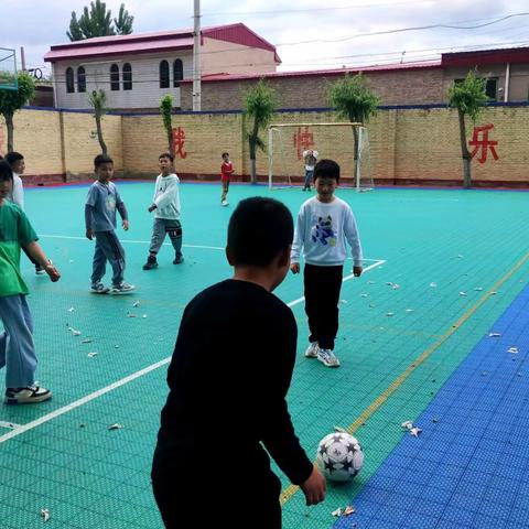 东建阳小学二年级体育课足球比赛