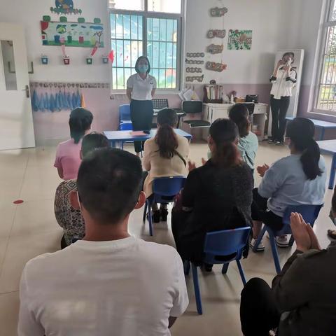 用心陪伴———静待花开大佛寺幼儿园新学期家长会