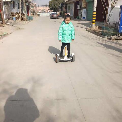 我是池阳小学一年级3班岳王耔鑫，我正在参加池阳小学“微实践做中学”之微运动活动，我是这样运动的！