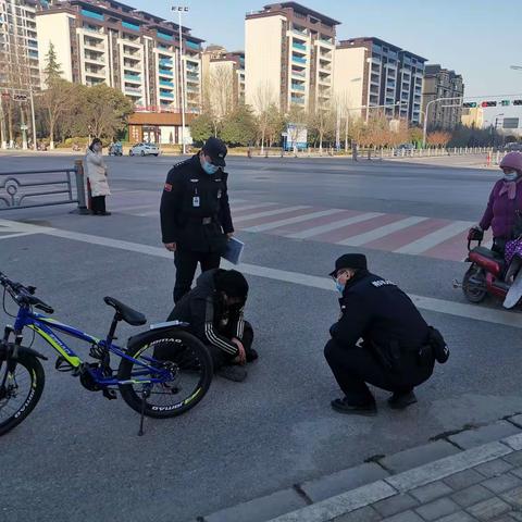 巡特警大队三中队民警救助一名醉酒男子