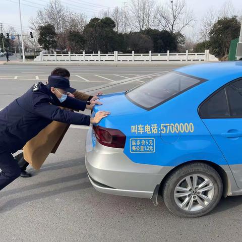 巡特警大队三中队巡逻途中遇到车辆故障，民警帮忙推车及时消除隐患