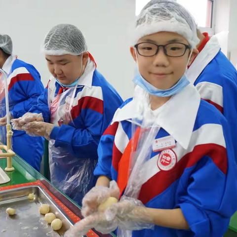 巧手做月饼  共叙家国情