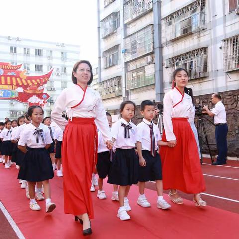 开笔启智    扬帆起航         ——龙岭教育集团•东方半岛小学2021级向日葵班 （101班）“开笔礼”仪式