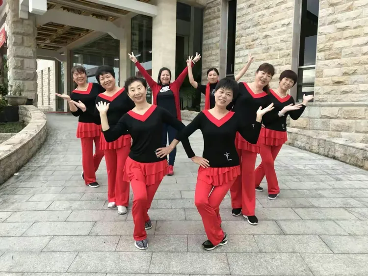 舞蹈队出场了