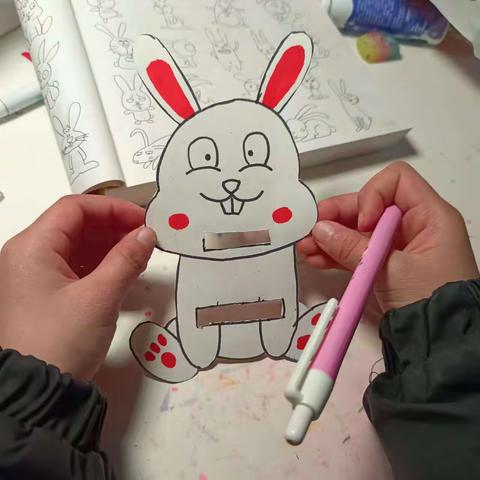 我是池阳小学三年级二班蒲芃欣，我正在参加池阳小学微实践“微制作”活动