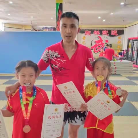 我是池阳小学一年级二班周俐营，我正在参加池阳小学微实践活动