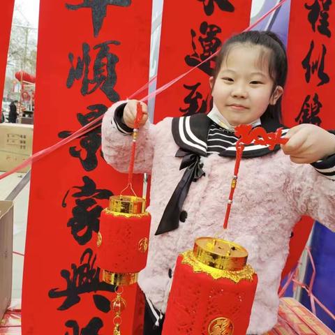 我是池阳小学二年级二班周俐营，我正在参加池阳小学微实践“微年俗”活动