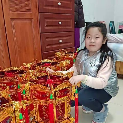 我是池阳小学二年级二班周俐营，我正在参加池阳小学微实践“微制作”活动