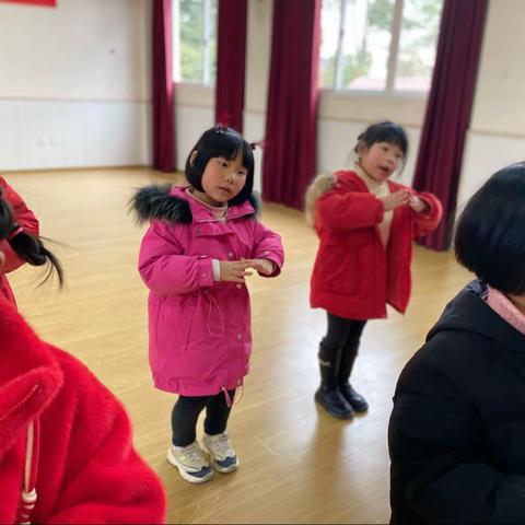 卓越的孩子一定是舞台上落落大方，神采奕奕，没有努力和汗水，永远不知道什么叫做绽放