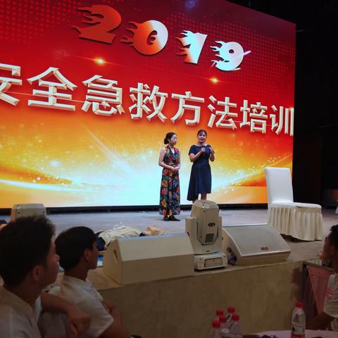 2019年8月30日下午，急诊科护士杨洋、李洁，来到平原路一家人喜事汇，为一家人中层管理人员培训急救知识。