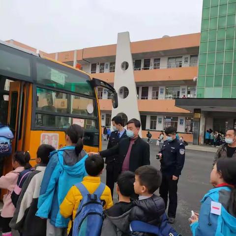 黄歇派出所指导大兴小学校车工作