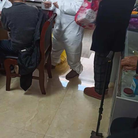 医生上门为老年人接种新冠疫苗