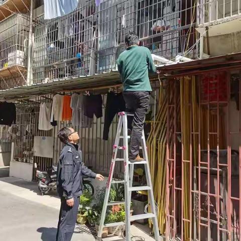 上海街道西洋社区持续开展整治小区私拉电线行动