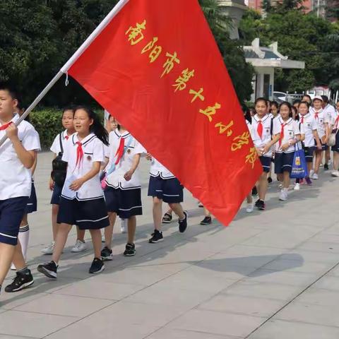 十五小五(2)班参观汉画馆，师生一同去感受南阳悠久的历史和现代的文明！