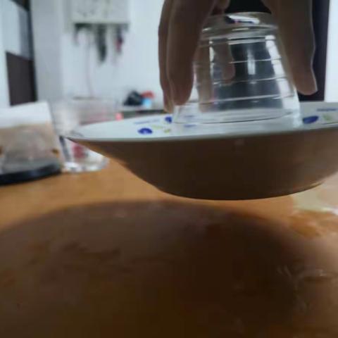 用杯子拎盘子