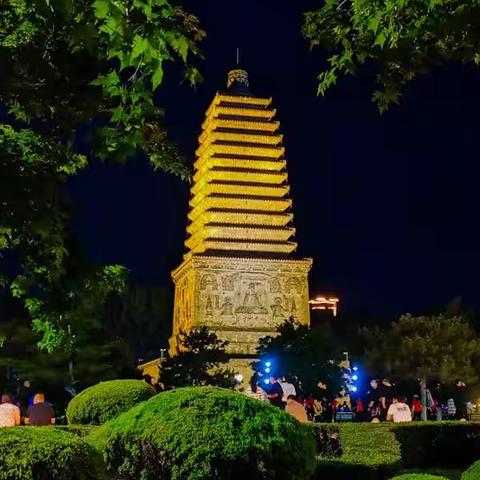 夜幕下的辽宁省朝阳市北塔