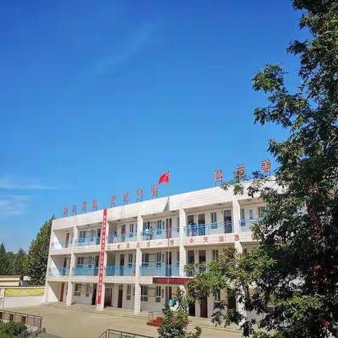 诗文幽香满校园     翠微高处谱芳华          ———新华路初中2019年“品味书韵，谱写芳华”经典诵读活动