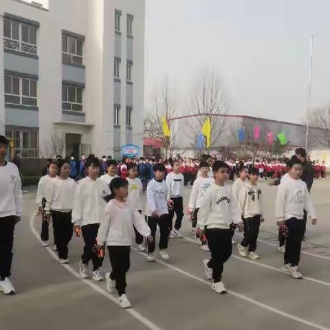 竞秀区大激店镇春季小学运动会记实———增强体质展风采，赛出友谊，赛出风格。