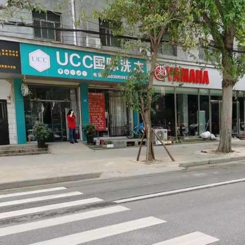 清除道路接坡 维护市容秩序