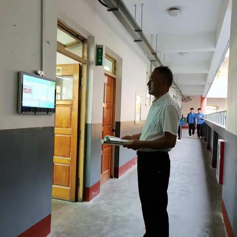 三尺讲台染白发 桃李满园露笑颜 ——栖霞市第一中学班主任迟波老师的一天