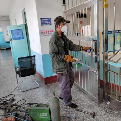 8.11日门诊二楼白钢门维修