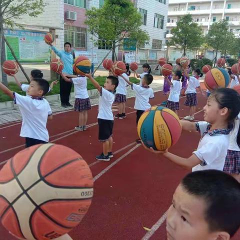 【邀请函】阳春市逸夫小学校园篮球训练观摩活动课堂