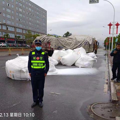 福清城管热心充当交通事故疏导员
