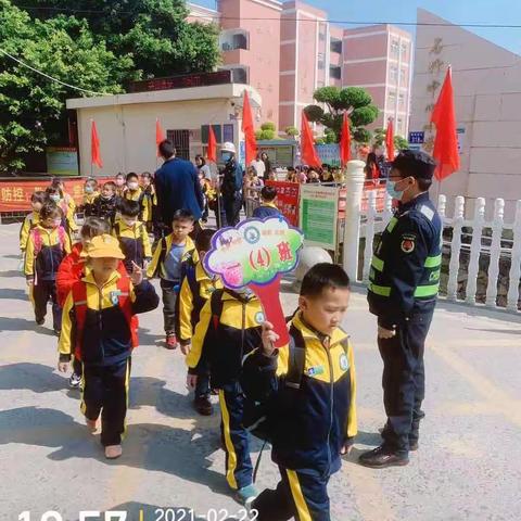 福清城管全面净化学校周边市容环境