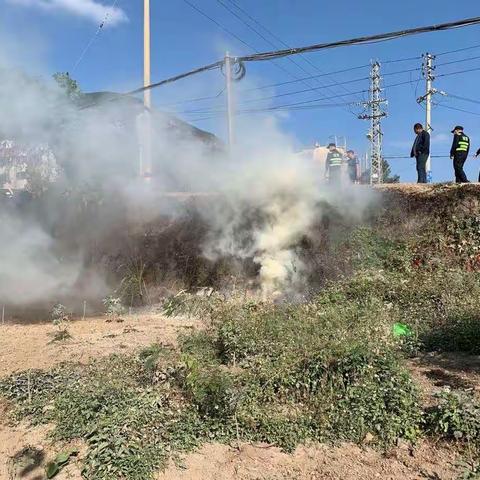 福清城管及时出手控制荒地火情