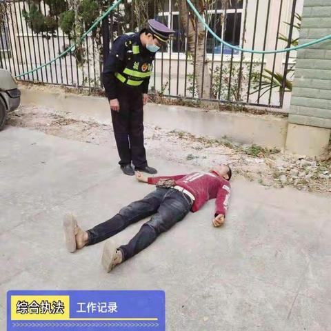 一名男子晕倒路边，福清城管伸手帮扶