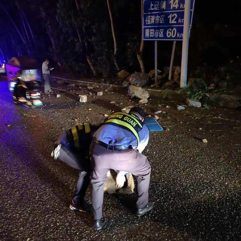 福清城管应急处置小组投入山体滑坡险情救援，排除安全隐患