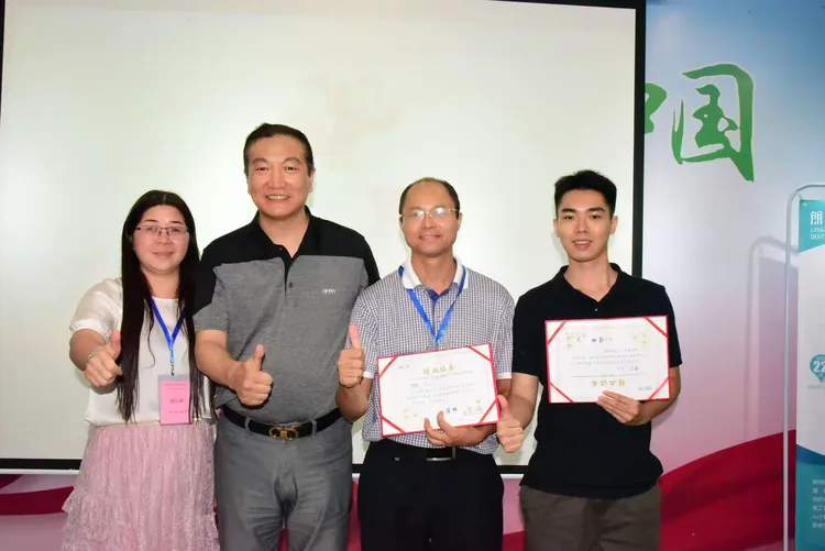 苏医生口腔团队与朗朗口腔陆驰总裁合影!近距离接触,倍感荣幸!