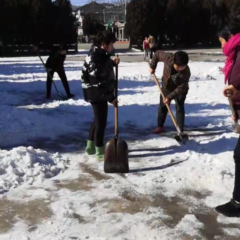 段都村除冰扫雪在行动，干干净净迎新年