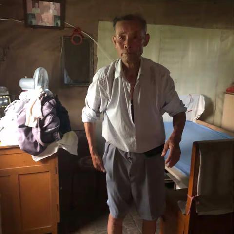 炎炎夏日兴湾村村委会组织人员为五保老人打扫卫生