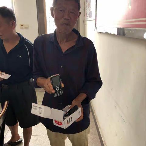 邗江区民政部门到兴湾村为五保老人现场发手机