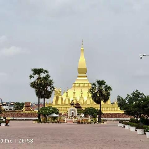 老挝🇱🇦之旅～走进万象2（塔銮寺、凯旋门、总理府、西孟寺）