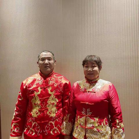 阖家欢乐，幸福美满！祝爸妈身体健康！